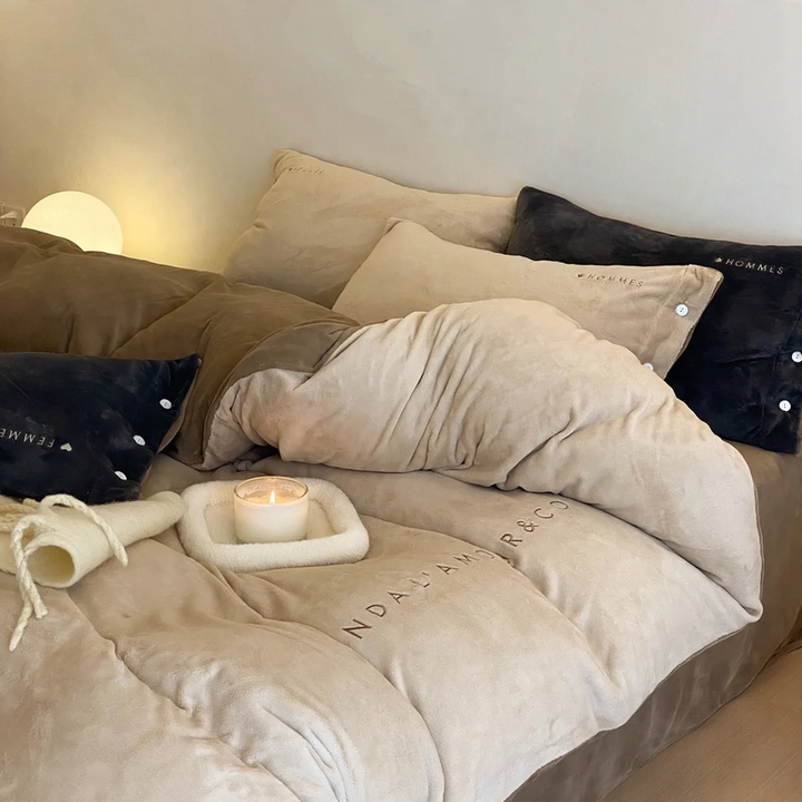 Minimalistisches Bettset aus Milchfaser