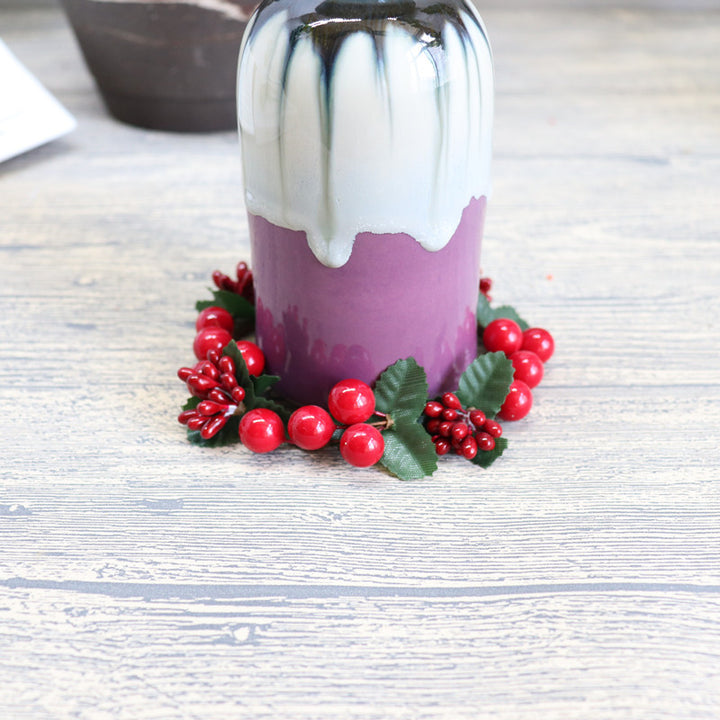 Weihnachtlicher Kerzenkranz mit roten Beeren
