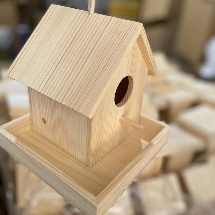 Hängendes Vogelhaus aus Massivholz für den Garten
