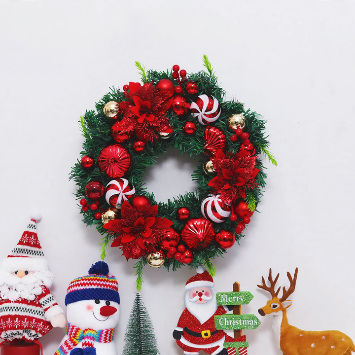Weihnachtskranz mit Kugeln und Beleuchtung
