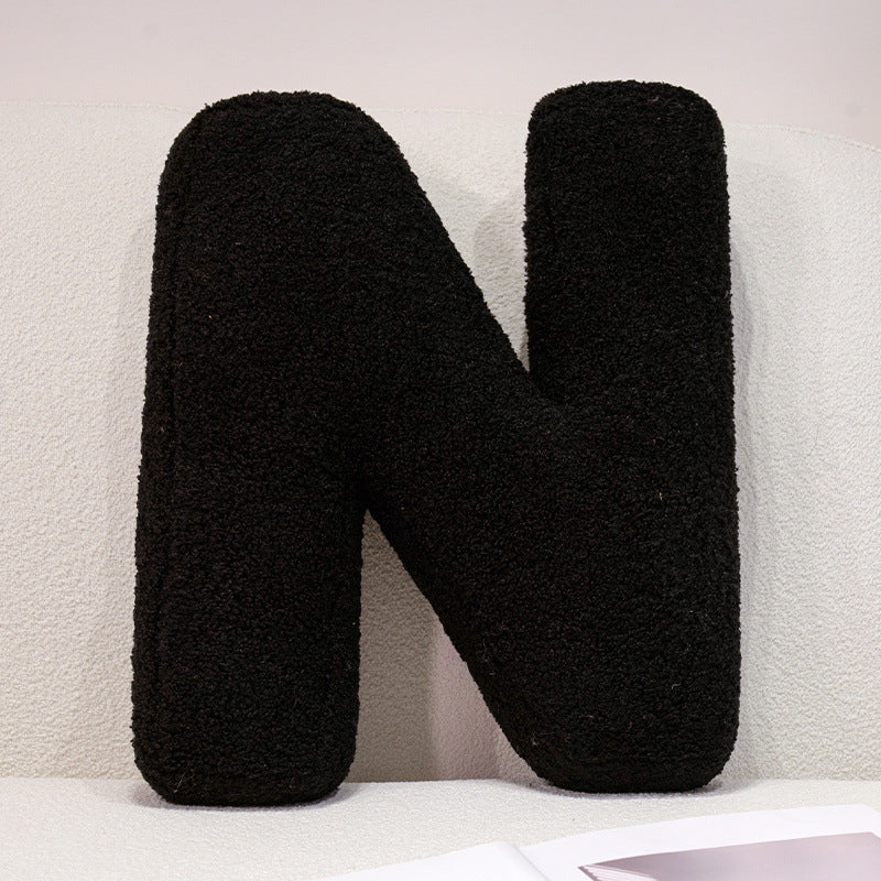 Plüsch-Kuschelkissen mit Buchstaben- und Herzmotiven
