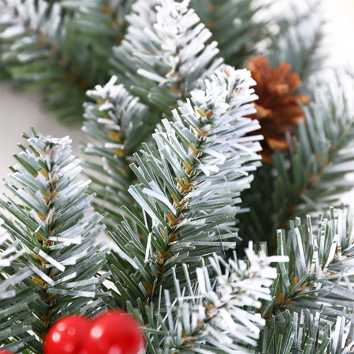 Weihnachtskranz mit Beeren und Tannenzapfen