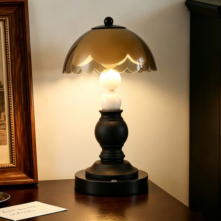 Schwarzweiße Nachttischlampe mit Säulenmotiv