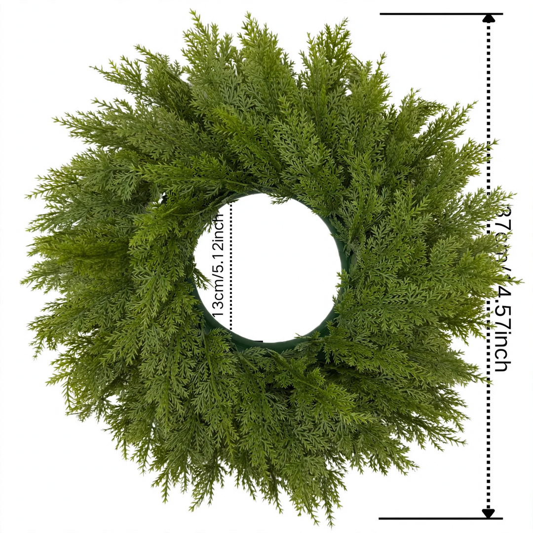Künstlicher Weihnachtskranz mit Tannennadeln und Beeren