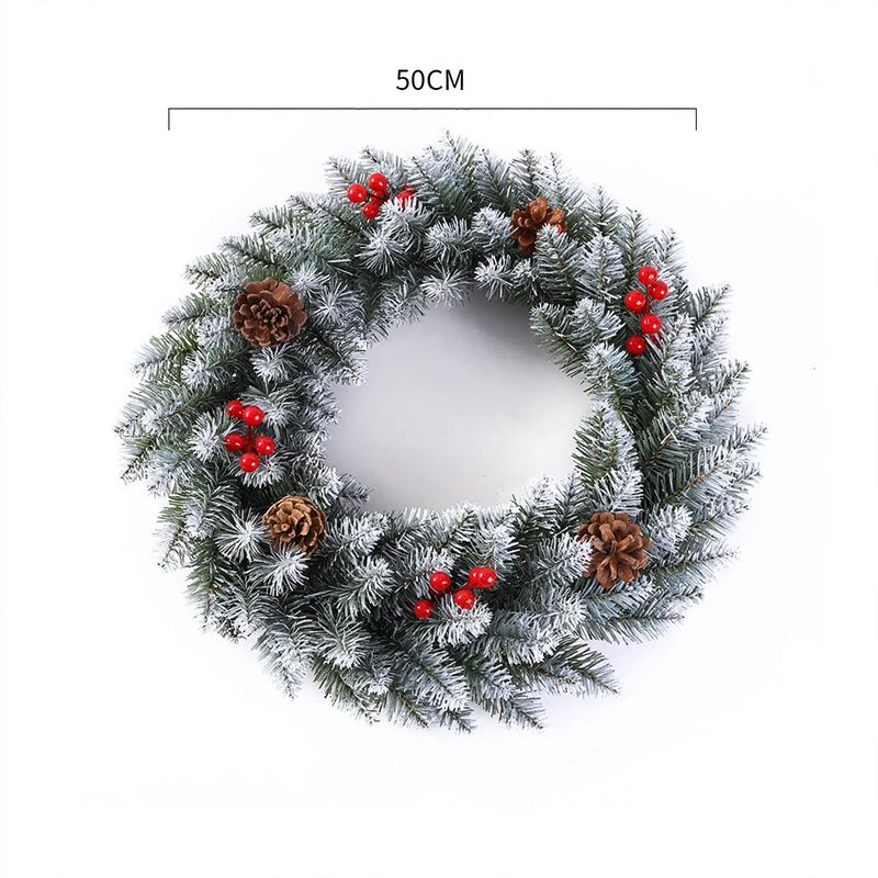 Weihnachtskranz mit Beeren und Tannenzapfen