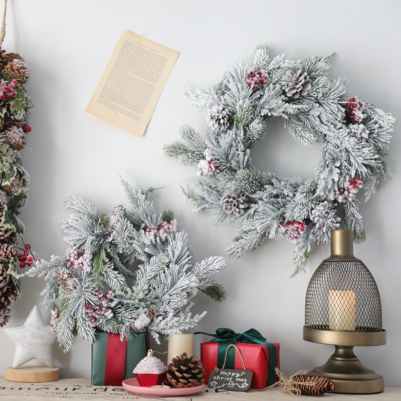 Dekorativer Weihnachtskranz im nordischen Stil mit Schnee-Optik