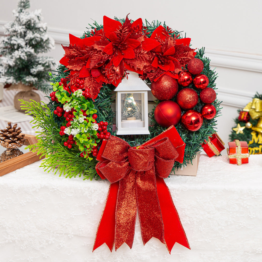 Weihnachtskranz mit dekorativer Öllampe und Blumen