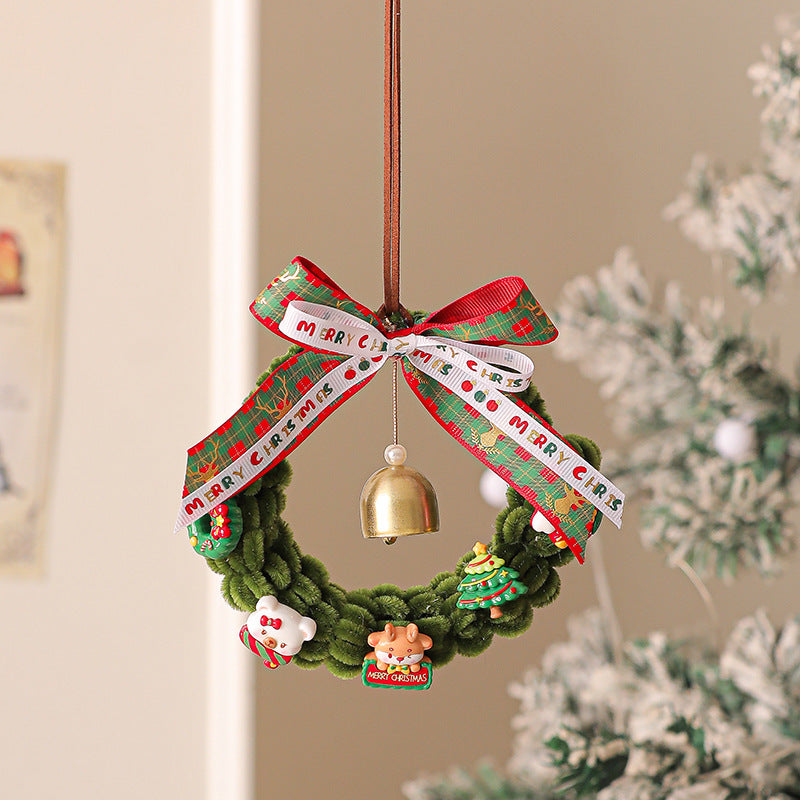 Weihnachtlicher Türkranz und Baumschmuck mit Glocken