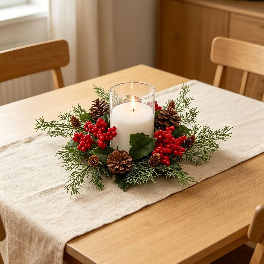 Weihnachtlicher Kerzenkranz mit Tannenzapfen und roten Beeren
