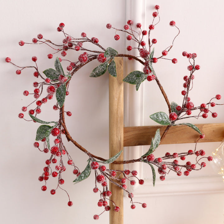 Weihnachtskranz mit Beeren und Früchten