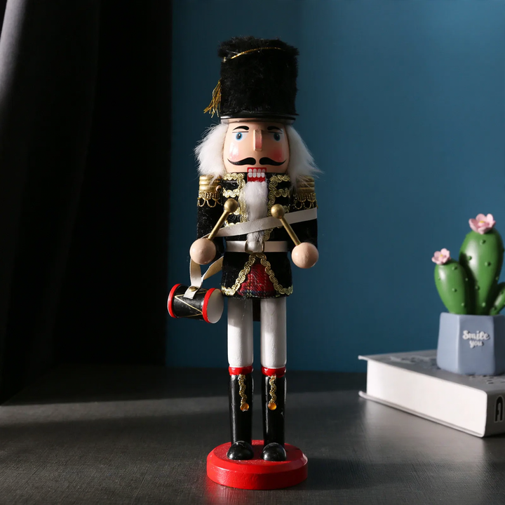 Dekorative Nussknacker-Soldatenfigur aus Kiefernholz