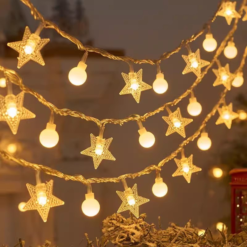 LED-Lichterkette mit verschiedenen Dekorelementen