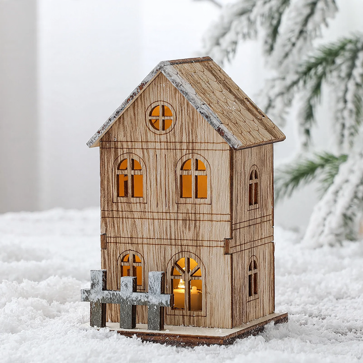 Beleuchtetes Holz-Weihnachtshaus im skandinavischen Stil