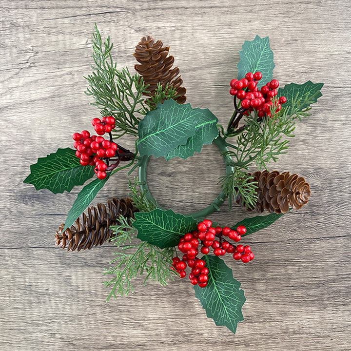 Weihnachtliche Kerzenkranz-Dekoration mit Beeren