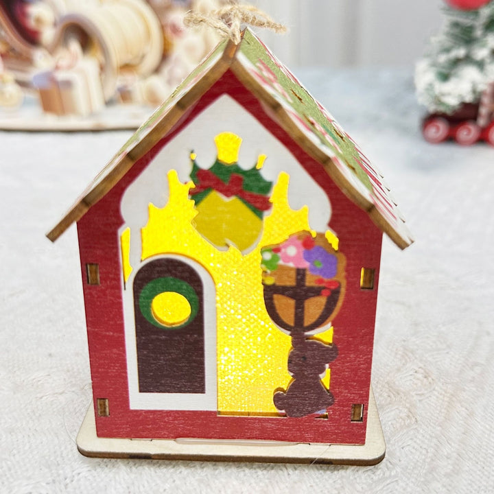 Beleuchtetes Weihnachts-Holzhaus im skandinavischen Stil