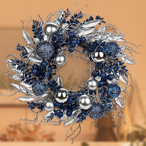Weihnachtskranz mit Kugeln und Blättern