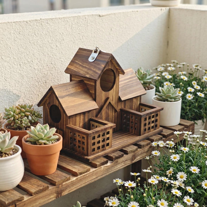 Vogelhaus aus Kiefernholz mit Futterstation