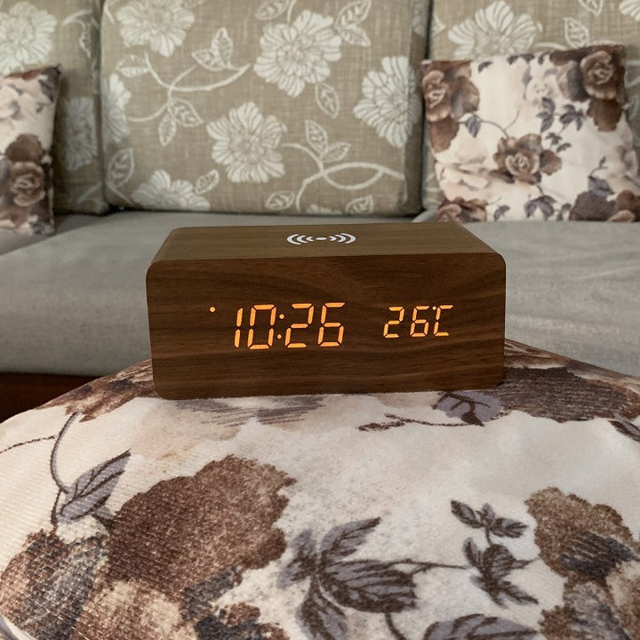 Holz-Digitalwecker mit kabelloser Ladefunktion für Smartphones