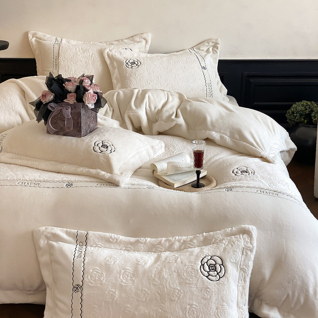 Elegantes Milchfaser-Fleece Bettwäsche-Set mit Stickerei