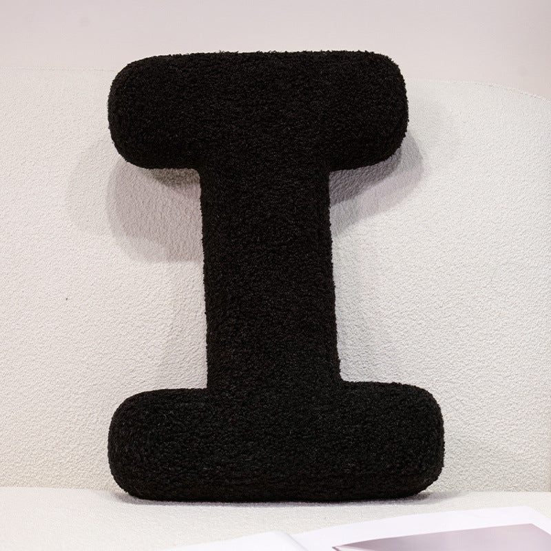 Plüsch-Kuschelkissen mit Buchstaben- und Herzmotiven