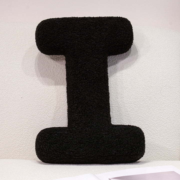 Plüsch-Kuschelkissen mit Buchstaben- und Herzmotiven