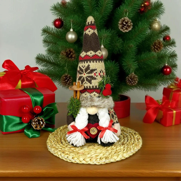 Weihnachts-Wichtelfigur mit Strickmütze und Tannenzweig