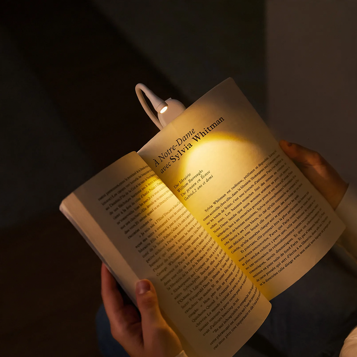 Kompakte LED-Klemmleuchte für Nachttisch und Reise