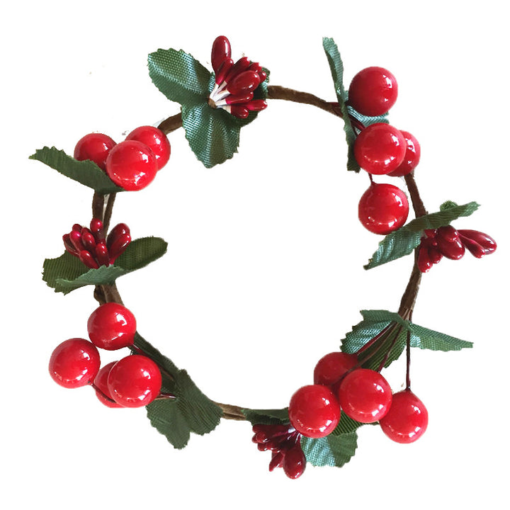 Weihnachtlicher Kerzenkranz mit roten Beeren