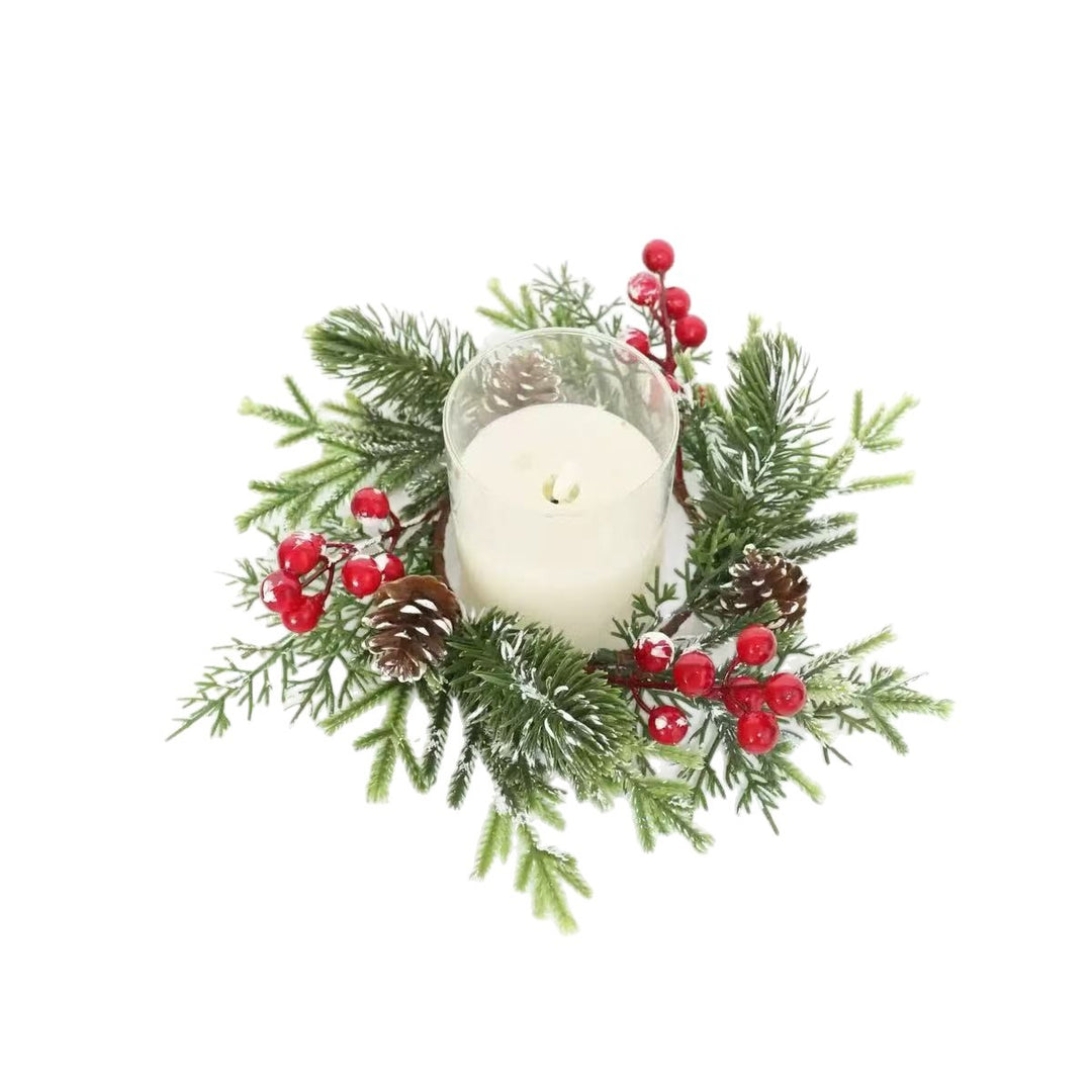 Weihnachtlicher Kerzenkranz mit Tannennadeln und Beeren