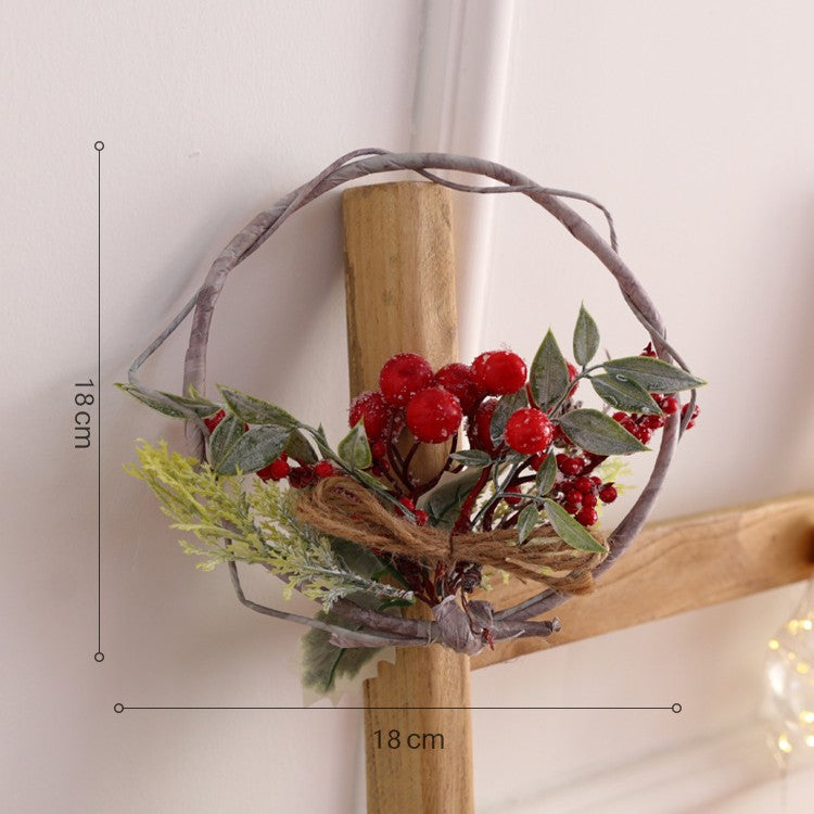Weihnachtskranz mit Beeren und Früchten
