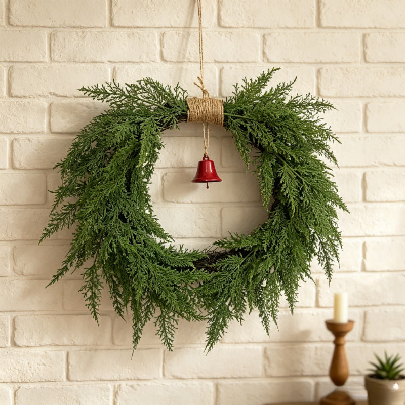 Weihnachtskranz mit Tannennadeln und Glocken