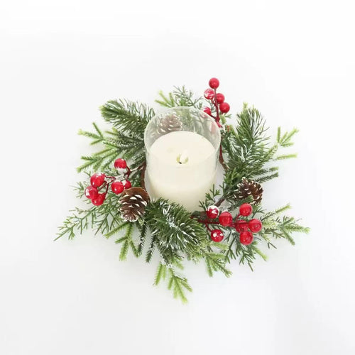 Weihnachtlicher Kerzenkranz mit Tannennadeln und Beeren