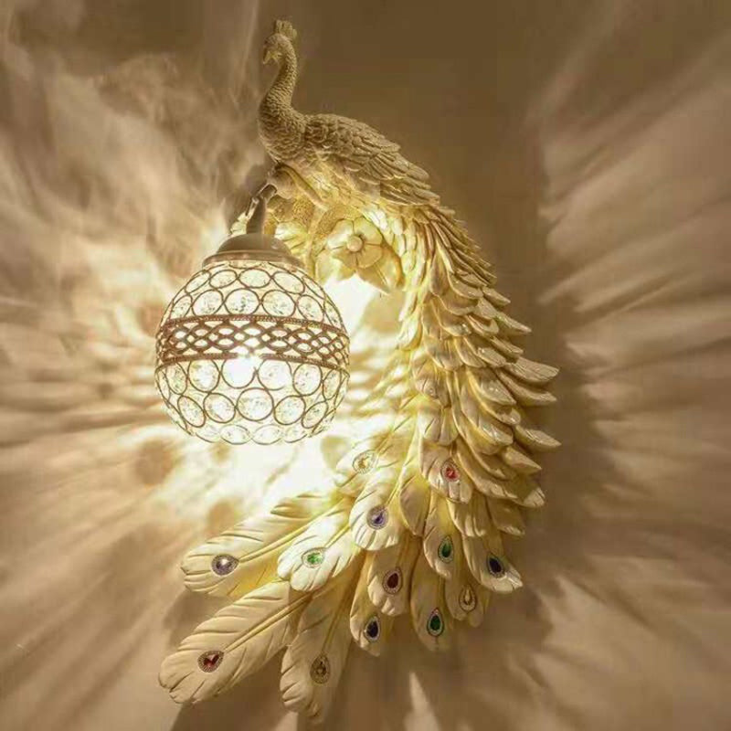 Karnz | Klassische Pfauen Wandlampe Sconces 1 Glühbirne Harz Wandleuchte mit sphärischem Kristall besetztem Schirm