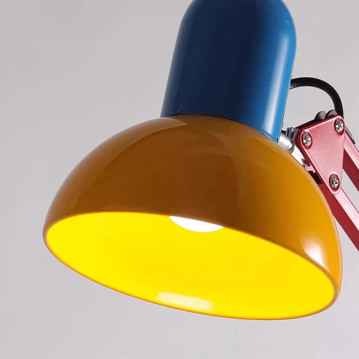 Nahaufnahme des gelb-blauen Lampenschirms mit rot lackiertem Gelenkarm