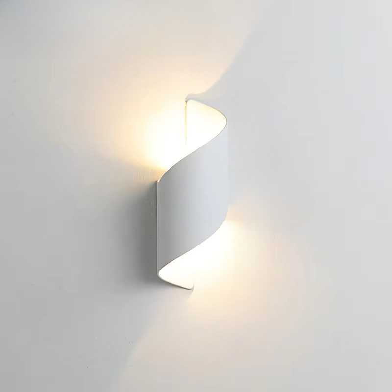 Elegante, in zwei Richtungen abstrahlende LED-Außenwandleuchte