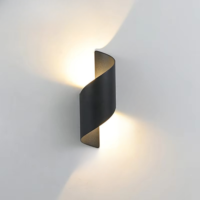 Elegante, in zwei Richtungen abstrahlende LED-Außenwandleuchte