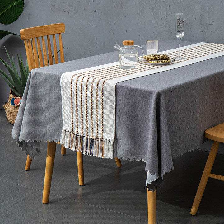 Dekorativer Tischläufer im skandinavisch-minimalistischen Design mit Makramee-Fransen Karnz