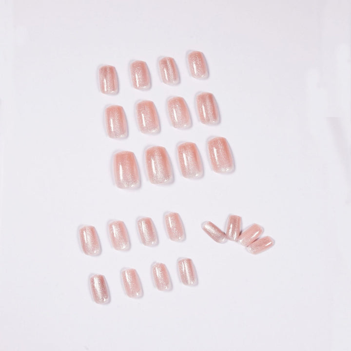 Kunstvolle Nagelkunst mit sanftem Glitzer-Effekt und elegantem Finish Karnz