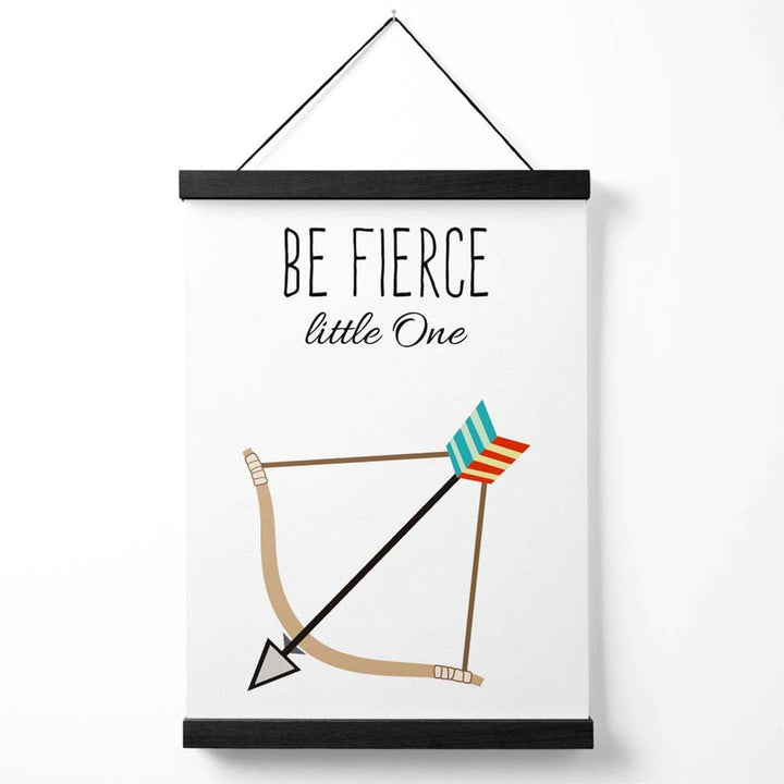 Poster mit Zitat des Arrow-Stammes „Sei furchtlos“ inklusive Aufhänger