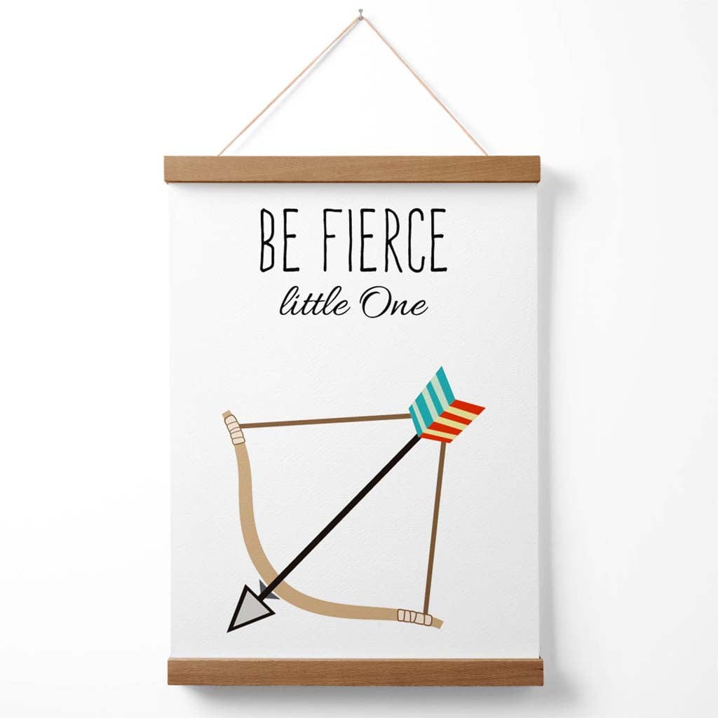 Poster mit Zitat des Arrow-Stammes „Sei furchtlos“ inklusive Aufhänger