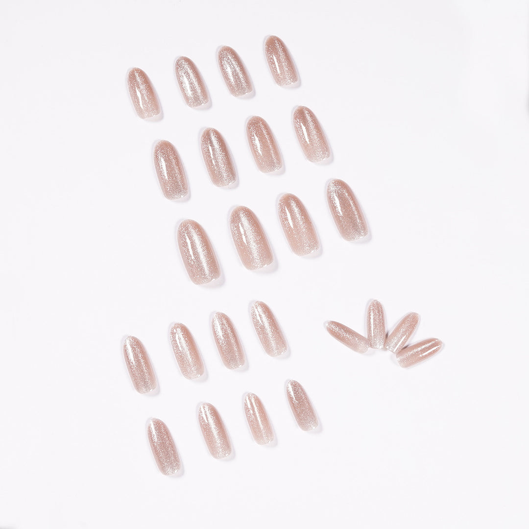 Glitzernde Nagelkunst mit eleganten Akzenten Karnz