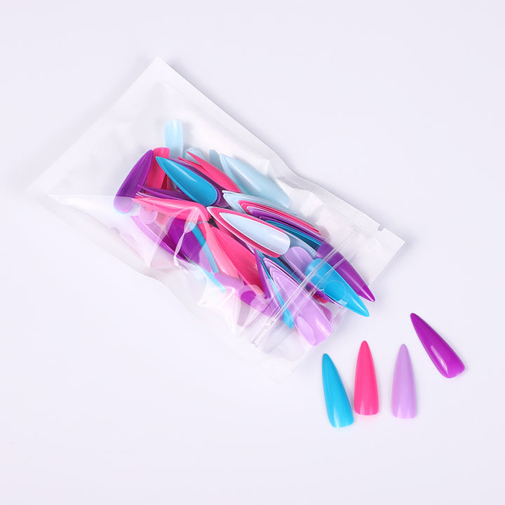 Kunstnägel im eleganten Stiletto-Stil Karnz