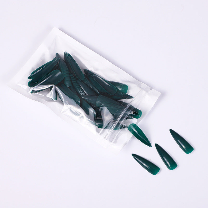 Kunstnägel im eleganten Stiletto-Stil Karnz