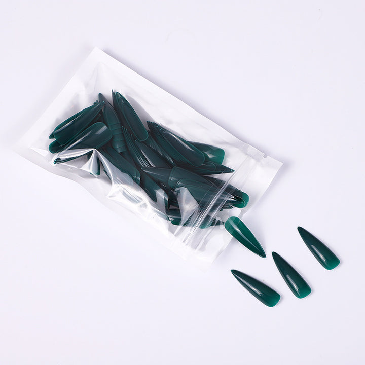 Kunstnägel im eleganten Stiletto-Stil Karnz