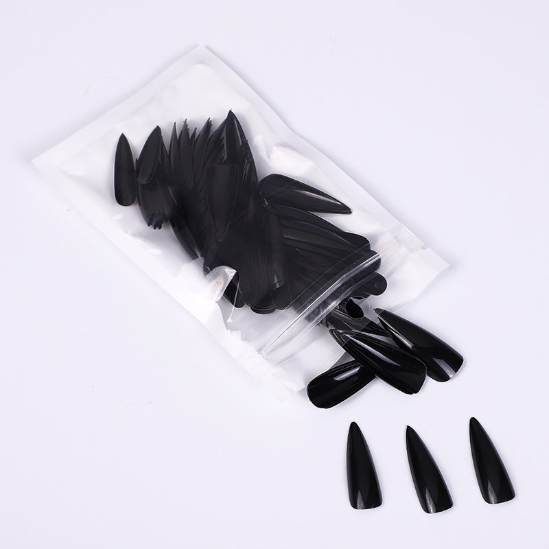 Kunstnägel im eleganten Stiletto-Stil Karnz