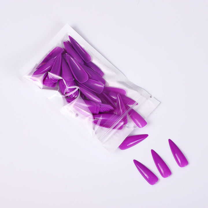Kunstnägel im eleganten Stiletto-Stil Karnz