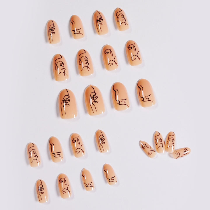 Kunstvolle Nagelkunst im minimalistischen Design Karnz