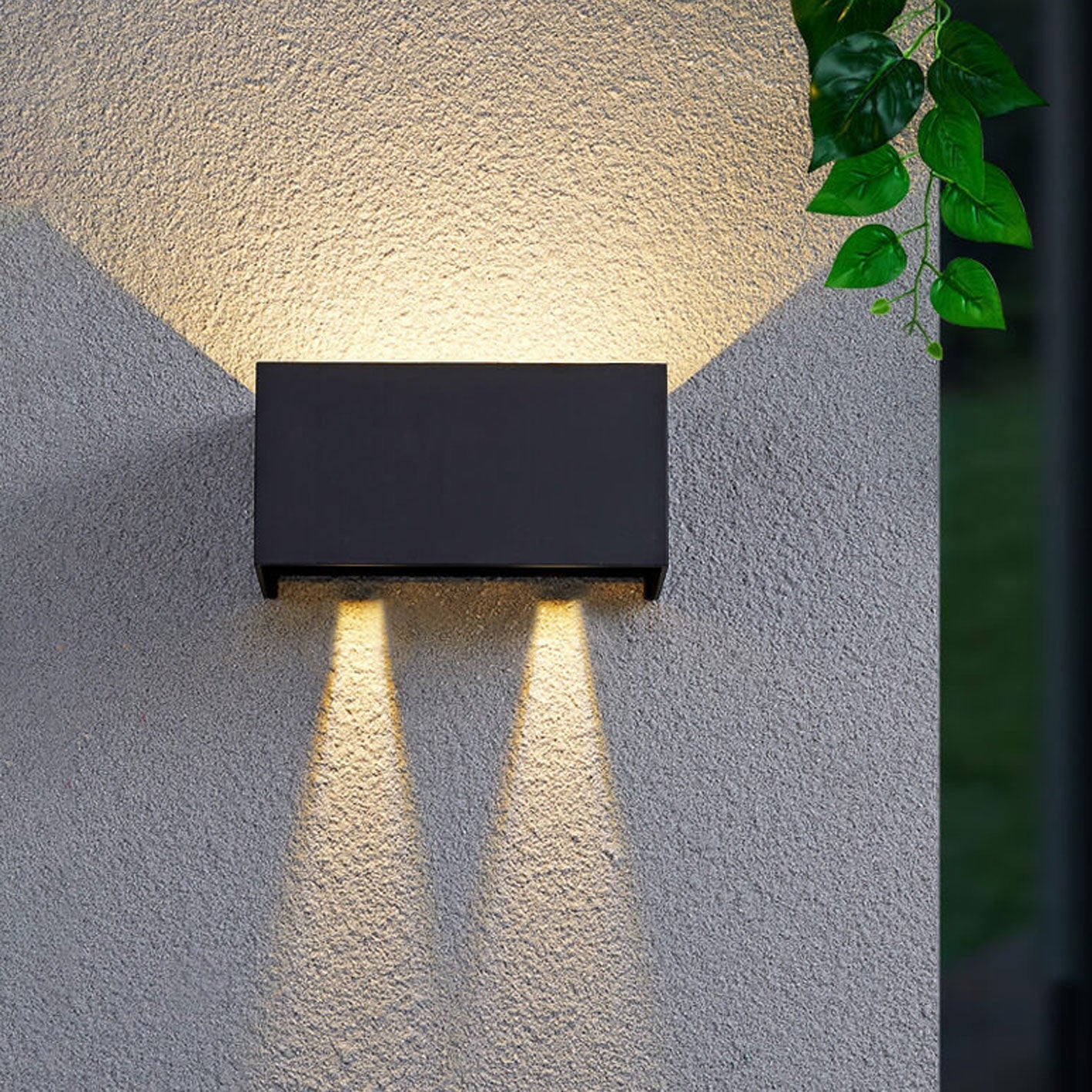 Moderne, wasserdichte, rechteckige LED-Wandleuchte für den Außenbereich mit nach oben und unten gerichteter Beleuchtung.