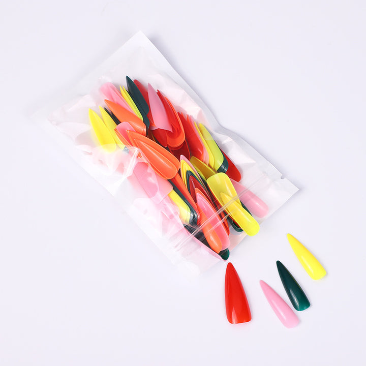 Kunstnägel im eleganten Stiletto-Stil Karnz