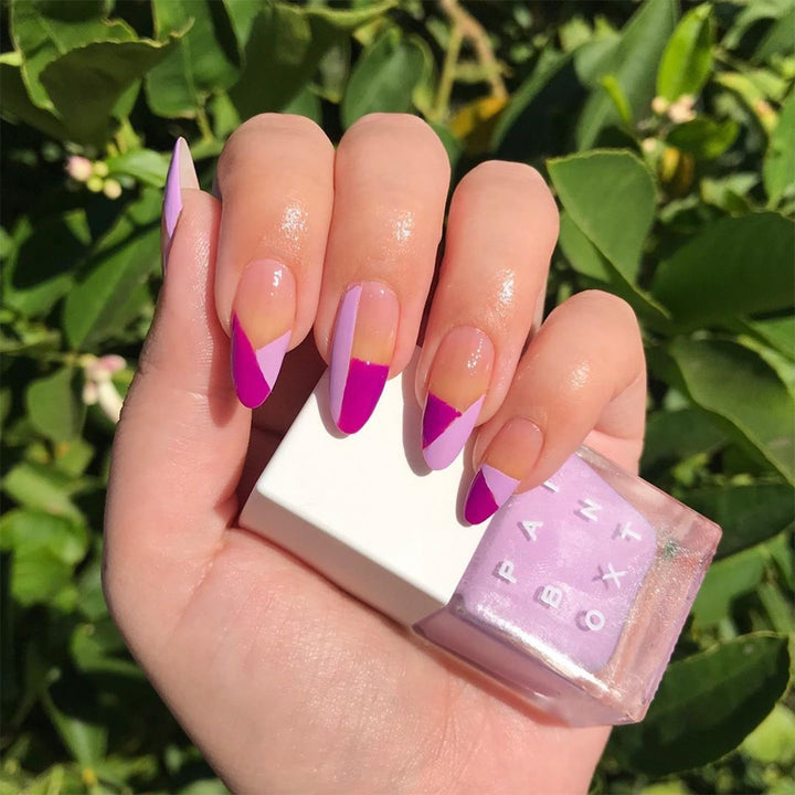 Kunstvolle Nagelverlängerungen mit elegantem Blattmuster Karnz
